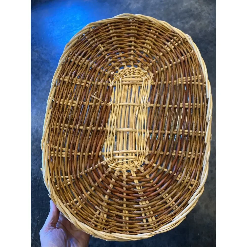 Vintage Wicker Picnic Basket Oval w/ Handle Handwoven Farmhouse Decor 16” X 12.5